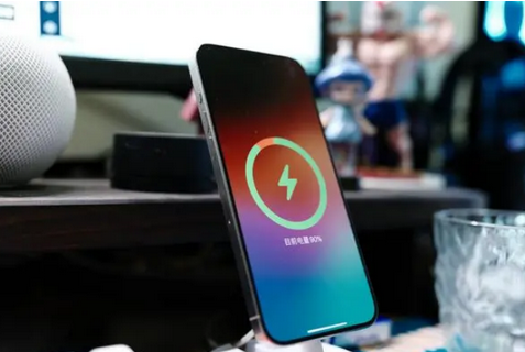 新密苹果15换屏服务分享用什么充电器给iPhone15充电更好 